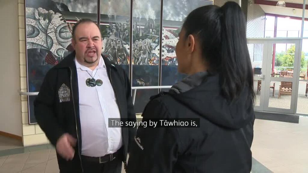 Video for Ka hiki tētehi whāea tauiwi i te mānuka o Mahuru Māori mō ngāna tamariki