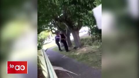 Video for Armed police stop vehicle after bystander sees &#039;gun&#039; on board