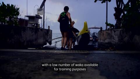 Video for E whakaharatau ana ngā kaihoe me te marama ki Tahiti