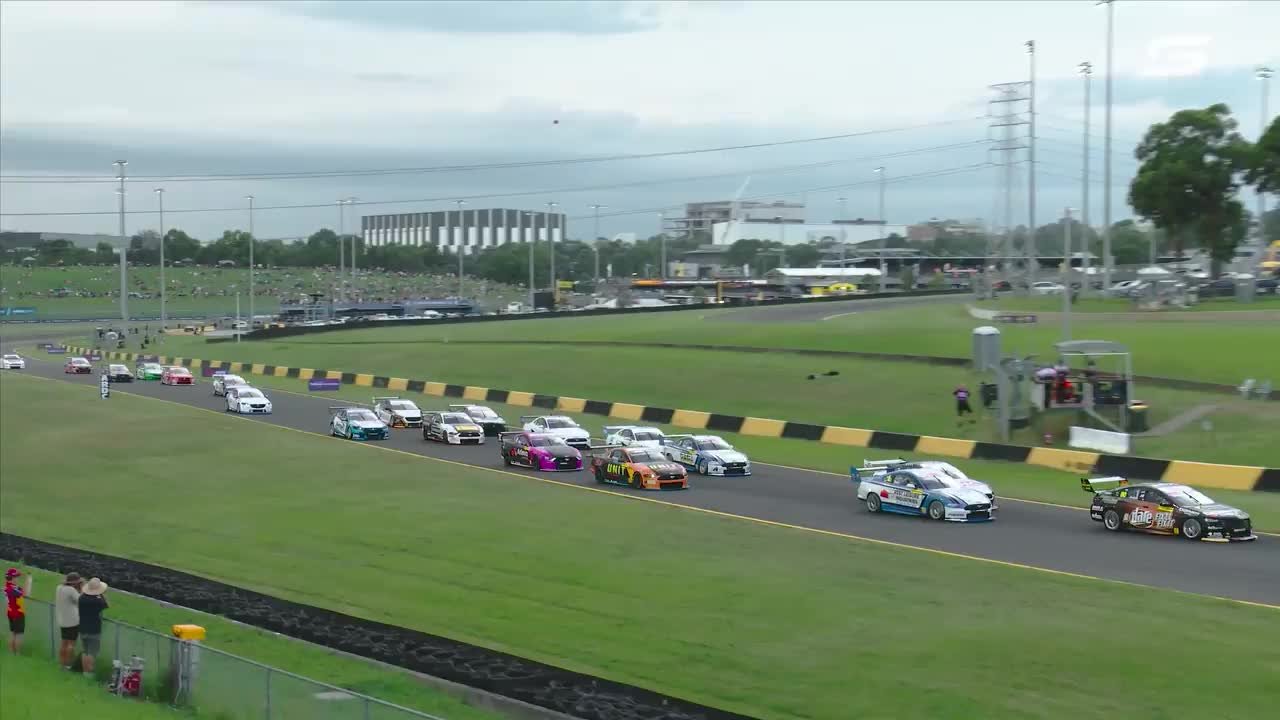 Race start: Vaughan pounces on poor Best start | Supercars