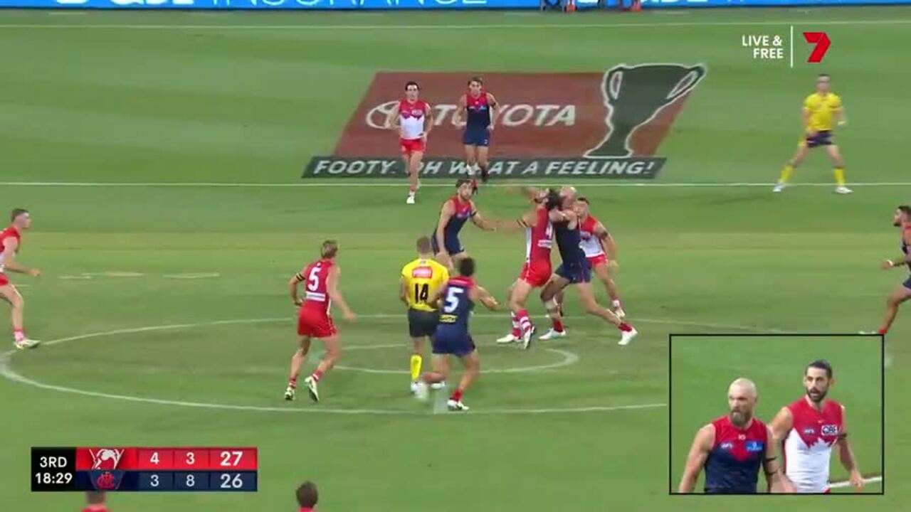 Brodie Grundy nullifies Max Gawn with clever ruck tactic