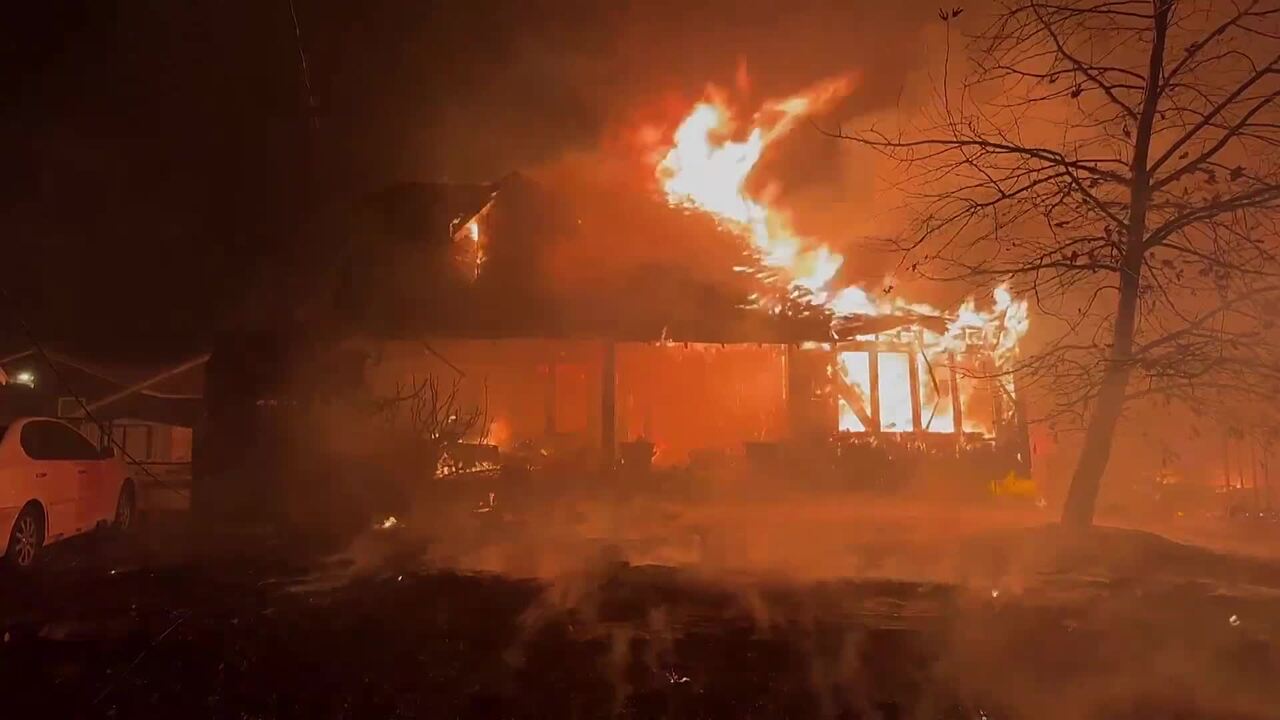 At least five dead, 70,000 people flee as deadly Los Angeles fires rage |  RNZ News