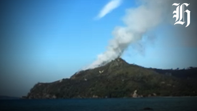 Kūaotunu fire: Blaze cut off daytrippers as crews in Coromandel