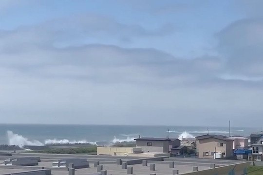 Waves crash on to shore in Japan following Russia earthquake - NZ Herald