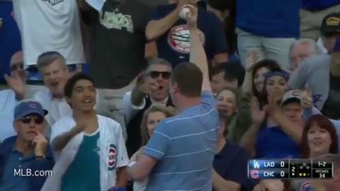 Fan makes great catch over tarp while holding baby at Cubs game