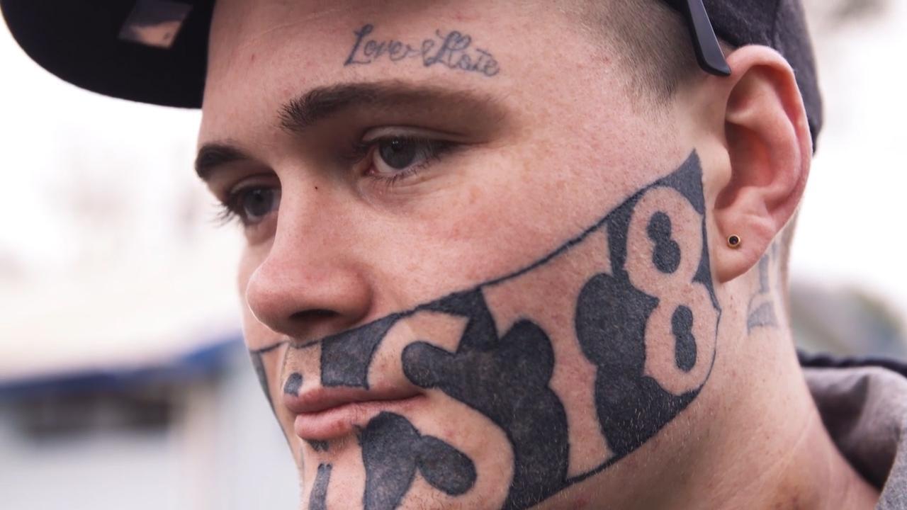 татуировки на лице. берут ли с татуировками на лице. тату на лице.