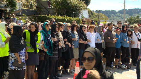 Video for Hundreds form human chain to protect Kilbirnie Mosque worshippers  