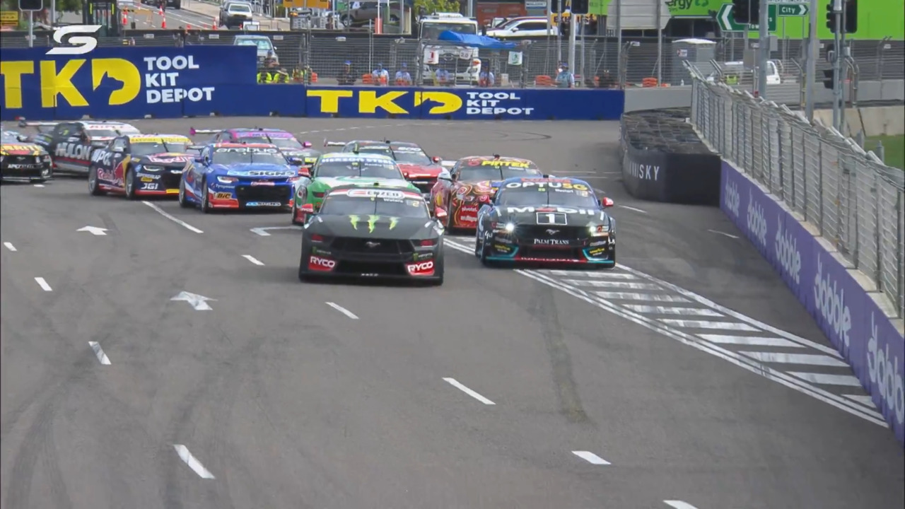 Race start: Waters leads as Kostecki, De Pasquale and Percat clash ...