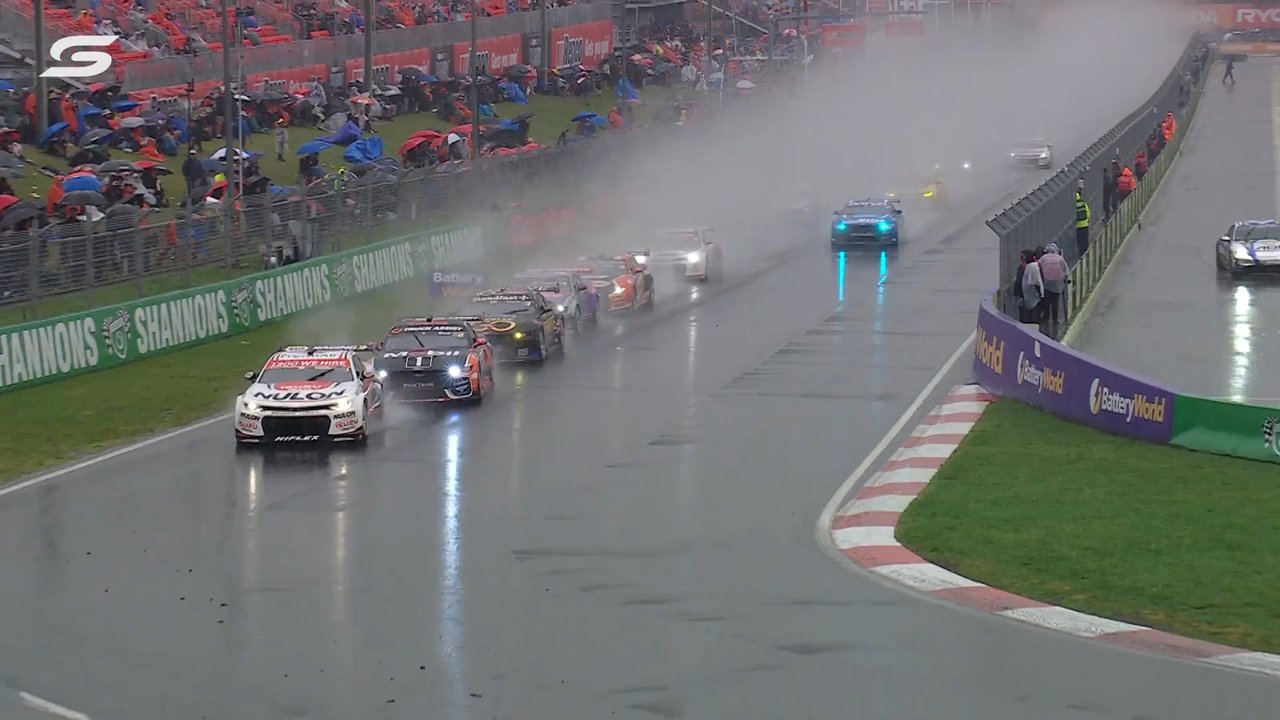 Simon Wood Racing Wood attacks Golding for the lead | Supercars