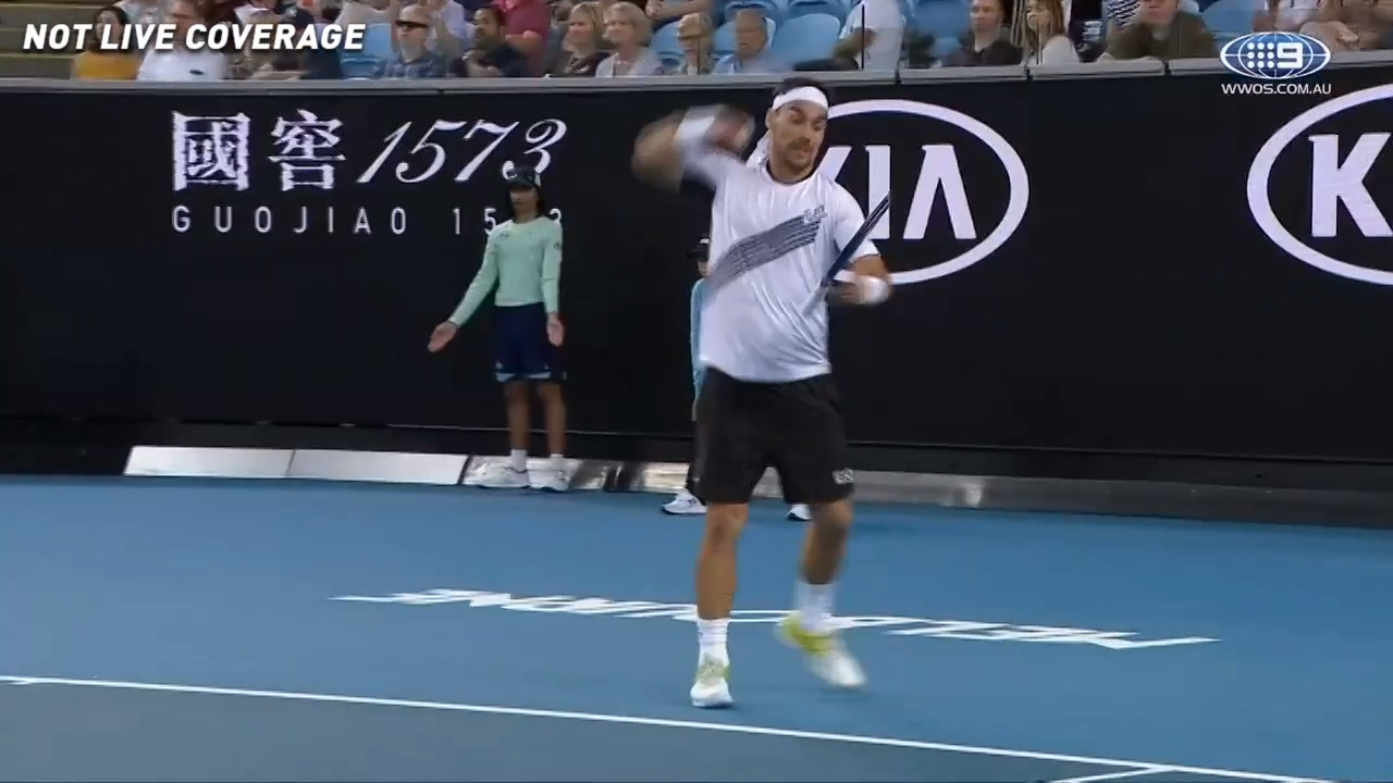 Fognini punches racquet as final set heats up