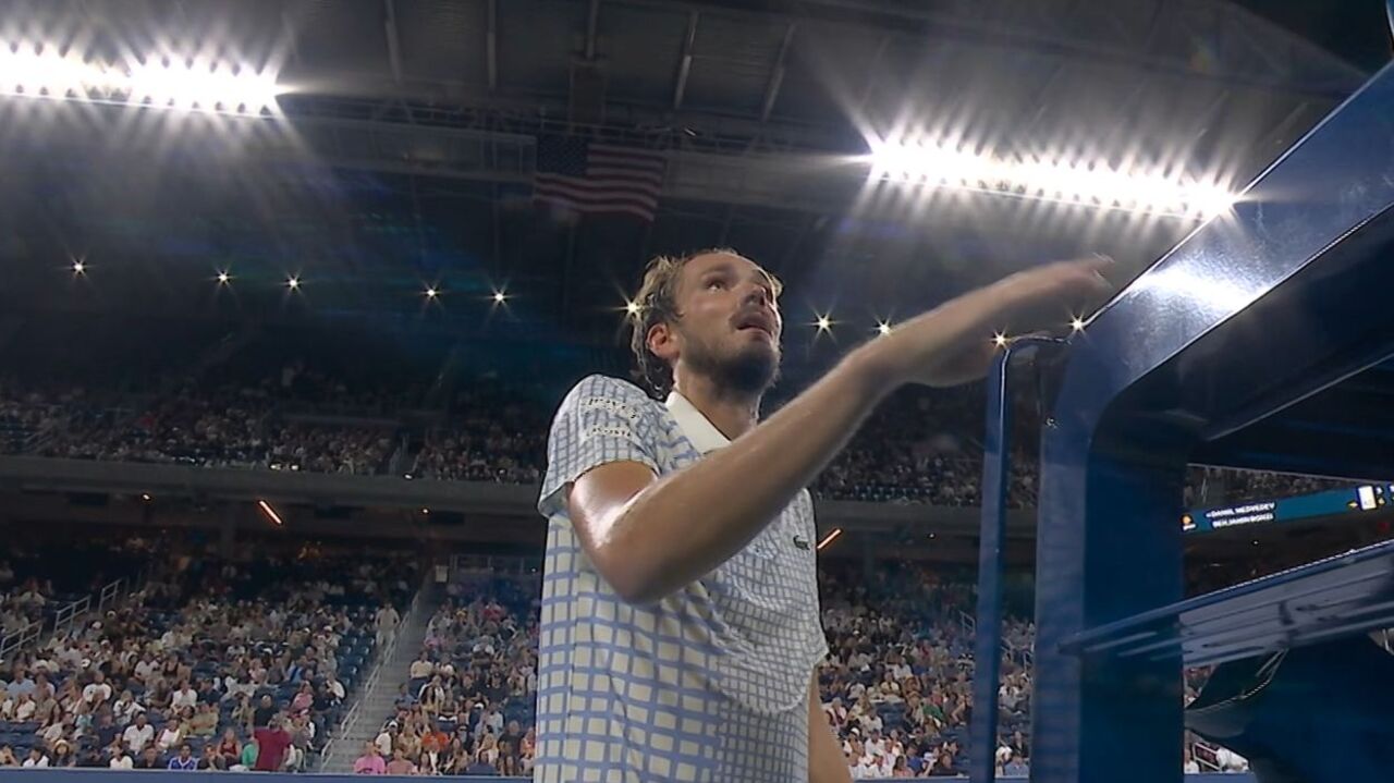 Photographer sparks Medvedev's fury in wild scenes