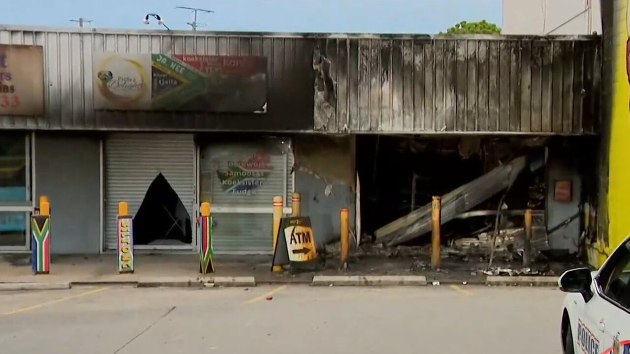 Two men injured after tobacco shop arson in Queensland