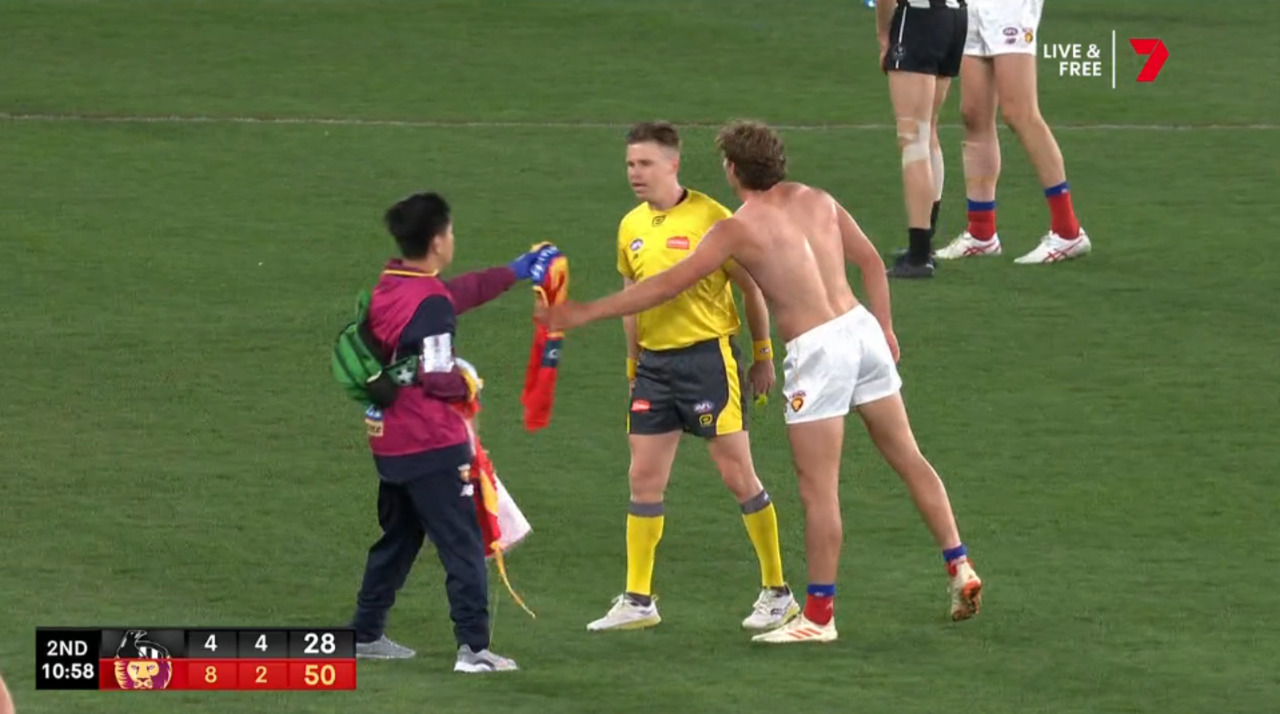 AFL: Internet Thirsts Over Deven Robertson Wardrobe Malfunction