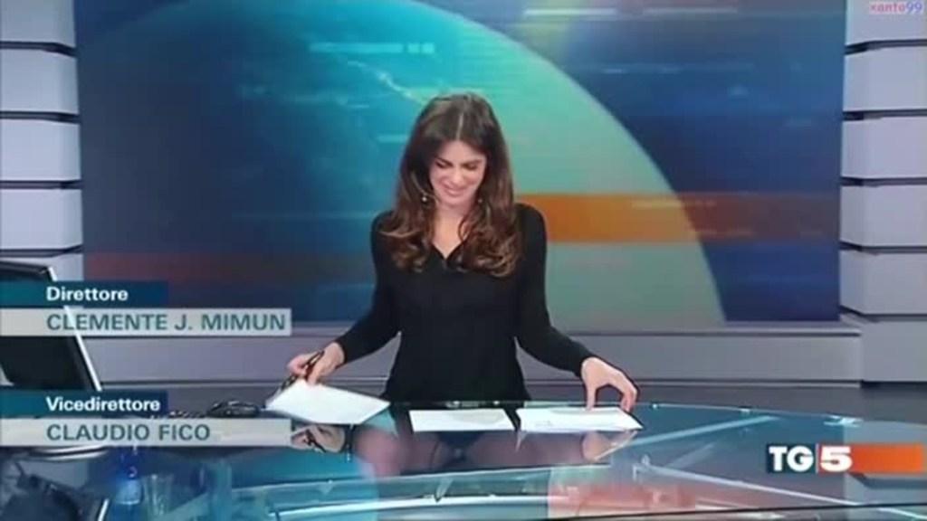 TV presenter wardrobe fail: Spanish presenter's wardrobe fail on live TV