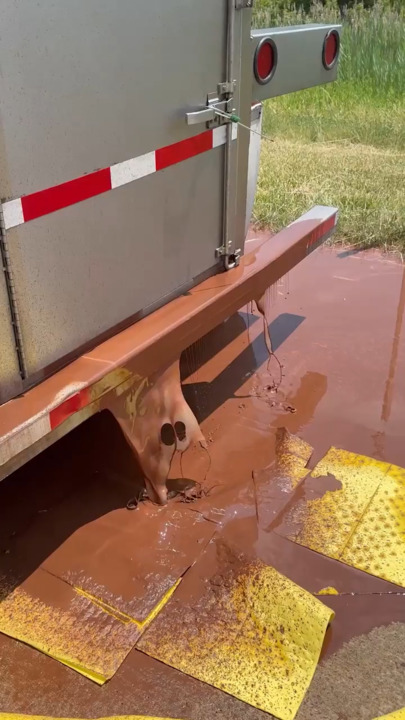 elfbar nachfüll pod läuft aus Big Truck Hauling Crude Oil Stock Image