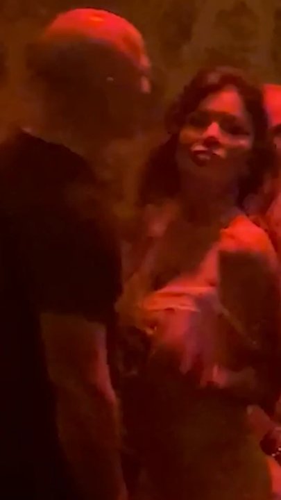 Bezos Awkward Lauren Sanchez and Jeff Bezos’ awkward nightclub sighting | The Courier ...