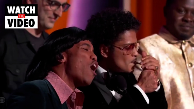 does bruno mars smoke cigarettes Grammys 2022: Bruno Mars smoked onstage after Record of the Year win