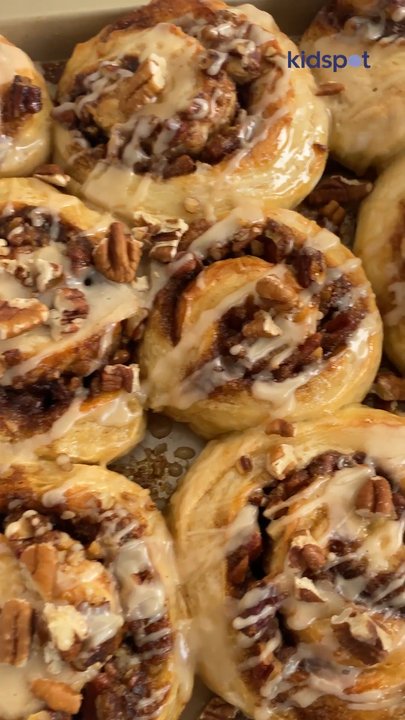Sticky pecan pie scrolls | Kidspot