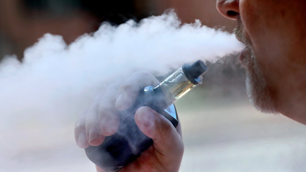electronic cigarette looks like real cigarette What Is a Cigalike?