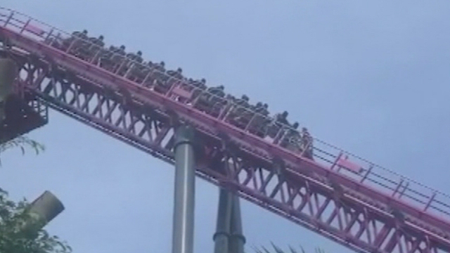 Gold Coast rollercoaster stops mid air